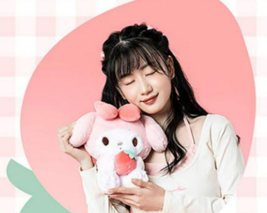 Muñeco de peluche Sanrio Fresa de 10 pulgadas