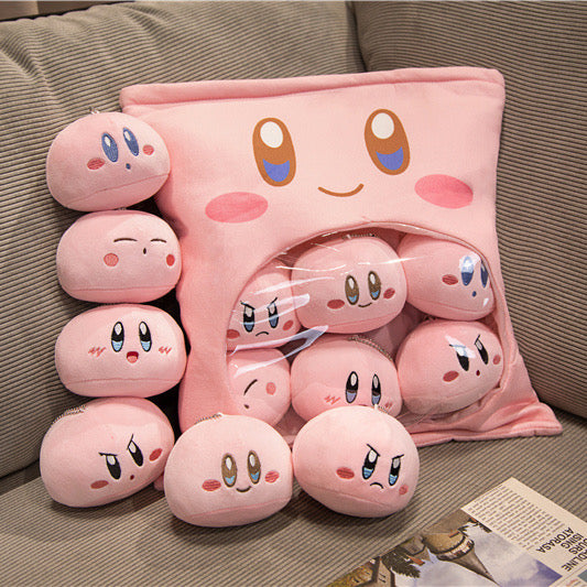 Bolsa de peluche Kirby con 6 muñecos pequeños en su interior.