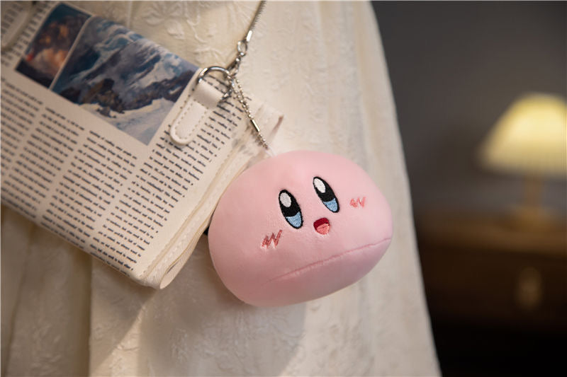 Bolsa de peluche Kirby con 6 muñecos pequeños en su interior.