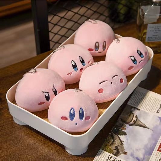 Bolsa de peluche Kirby con 6 muñecos pequeños en su interior.