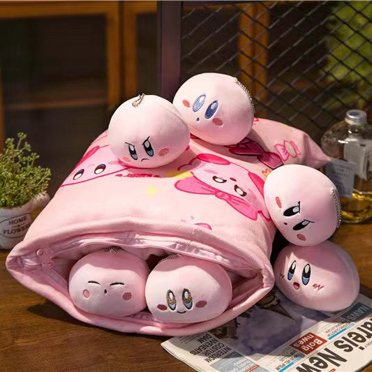 Bolsa de peluche Kirby con 6 muñecos pequeños en su interior.