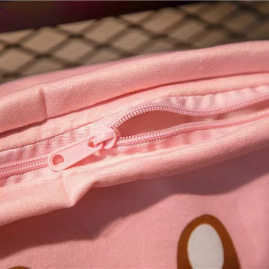 Bolsa de peluche Kirby con 6 muñecos pequeños en su interior.