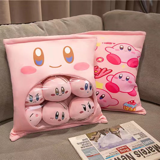 Bolsa de peluche Kirby con 6 muñecos pequeños en su interior.