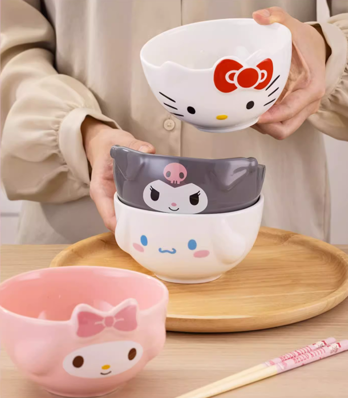Cuencos y platos de cerámica Sanrio.