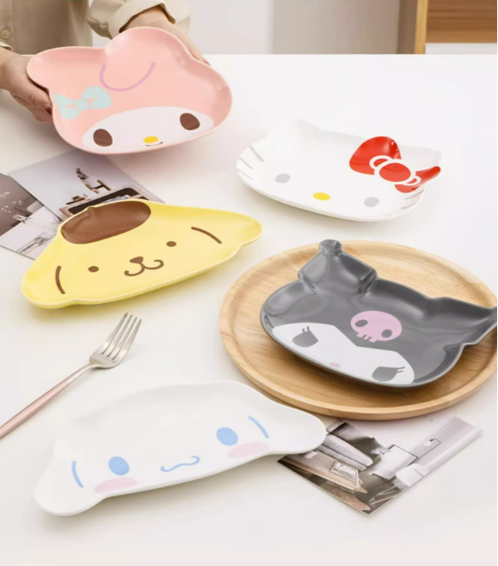 Cuencos y platos de cerámica Sanrio.