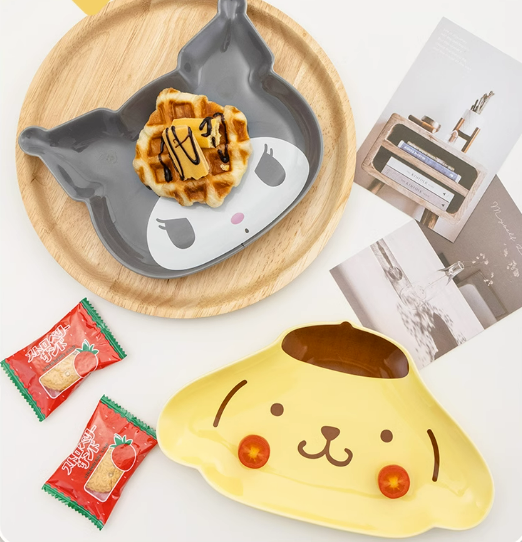 Cuencos y platos de cerámica Sanrio.